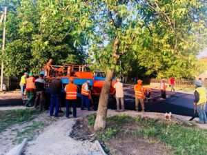 Lucrări de reparație a drumului str.M.Eminescu, or.Dondușeni în plină desfășurare.