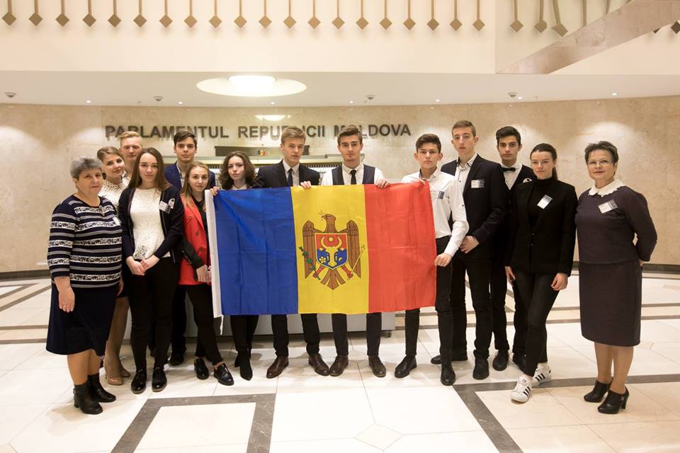 Drapelul de Stat, adus în Parlament   de către elevii Liceului Teoretic ”Alexei Mateevici” din orașul Dondușeni.   