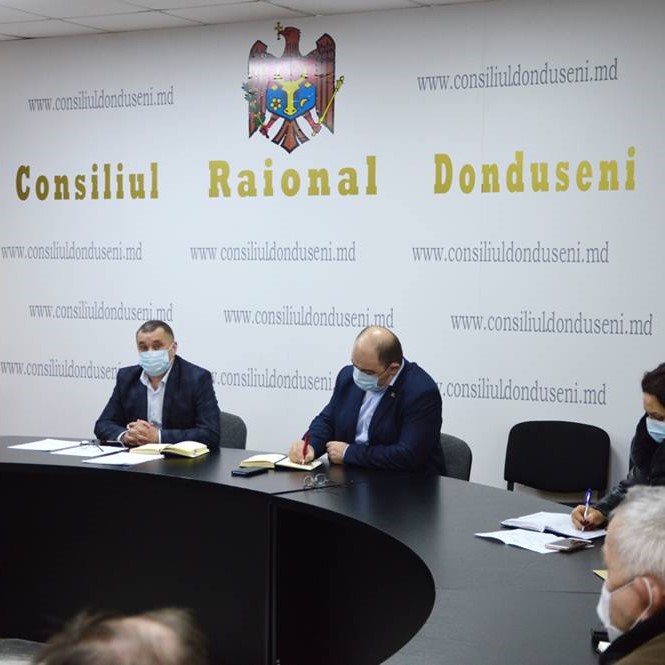 Membrii Comisiei pentru Situații Excepționale a raionului Dondușeni în ședință extraordinară.